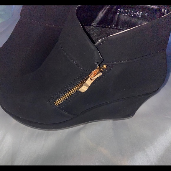 Cute Black Booties Size 1 - Picture 3 of 16